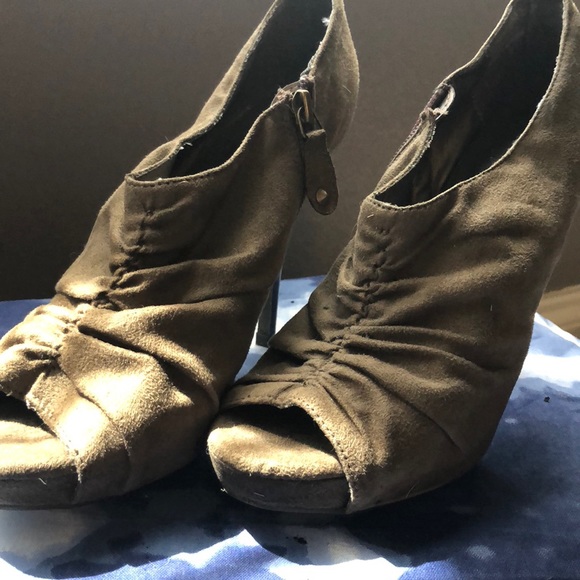 Heels - Picture 2 of 2